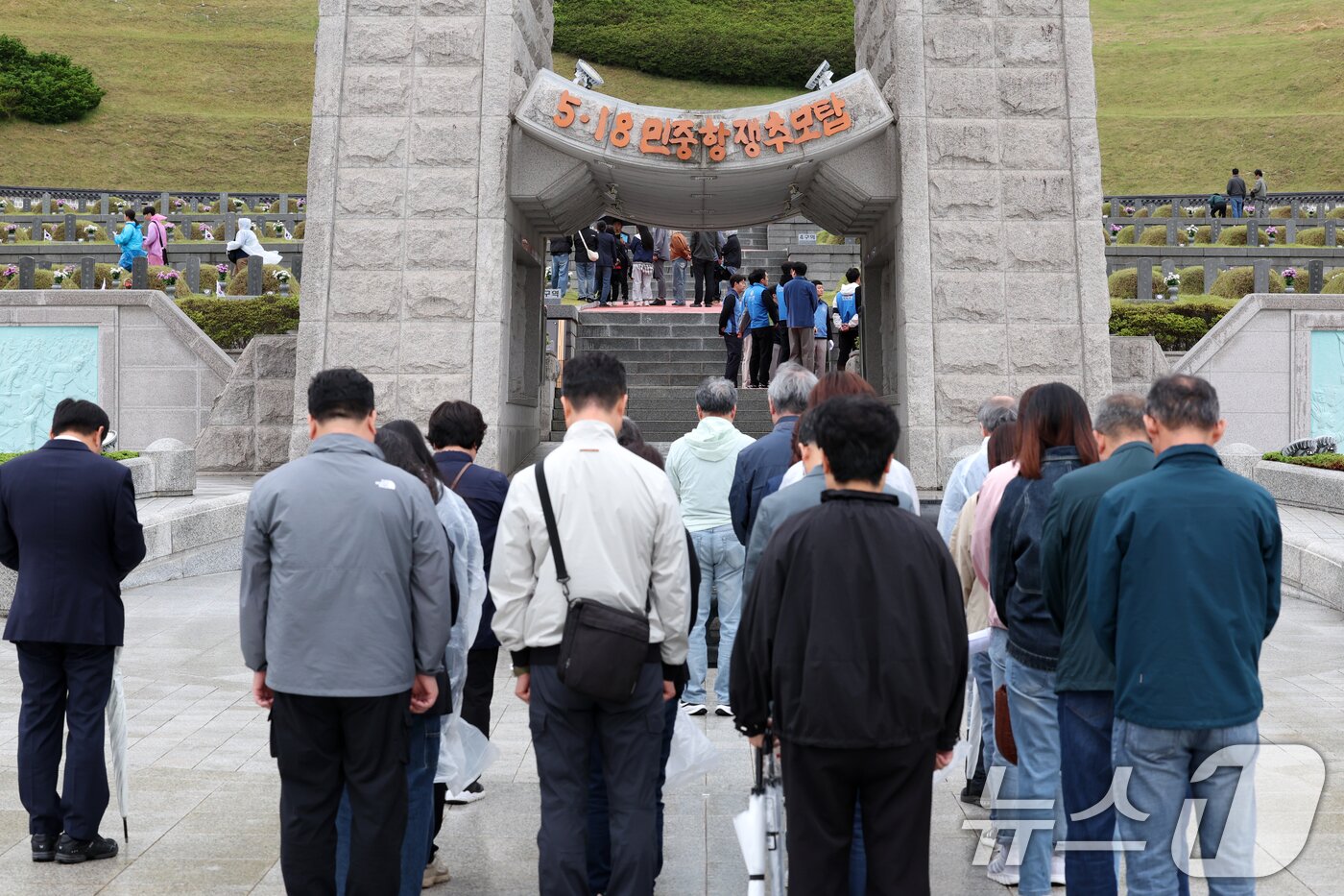 본문 이미지 - 제45주년 5·18민주화운동 기념일을 여드레 앞둔 10일 광주 북구 운정동 국립5·18민주묘지에서 시민들이 참배를 하고 있다. ⓒ News1 이승현 기자