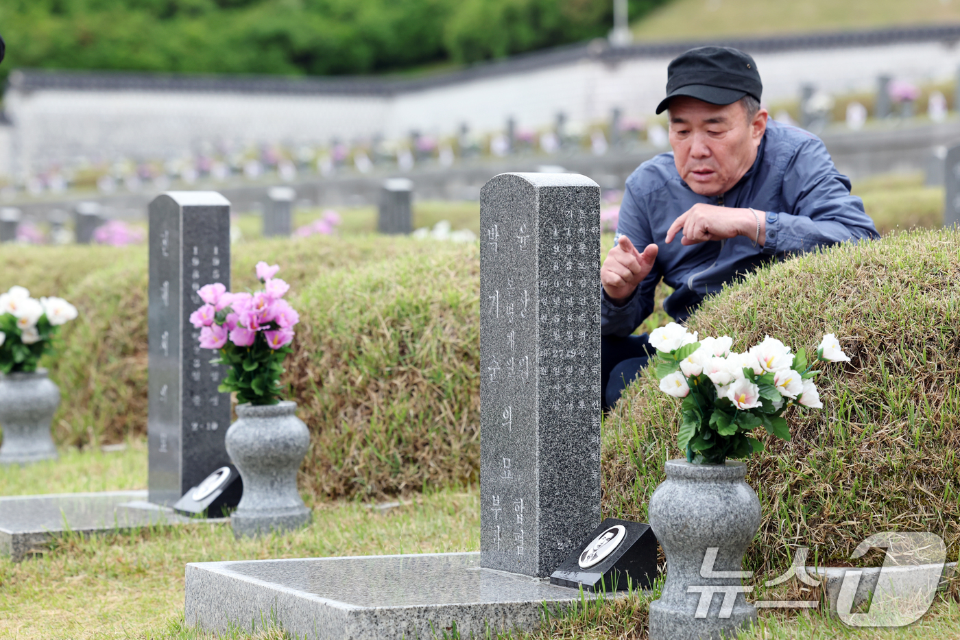 (광주=뉴스1) 이승현 기자 = 제45주년 5·18민주화운동 기념일을 여드레 앞둔 10일 광주 북구 운정동 국립 5·18민주묘지에서 시민들이 오월영령 묘지를 찾아 참배를 하고 있다 …