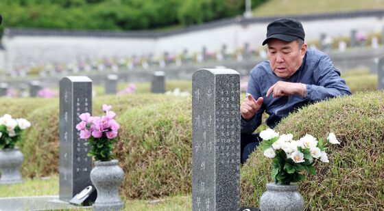 윤상원 열사 찾은 시민