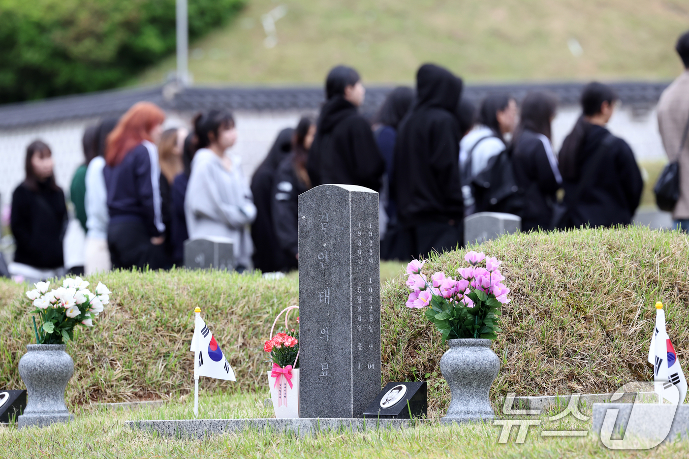 (광주=뉴스1) 이승현 기자 = 제45주년 5·18민주화운동 기념일을 여드레 앞둔 10일 광주 북구 운정동 국립 5·18민주묘지가 참배객들로 붐비고 있다. 2025.5.10/뉴스1 …