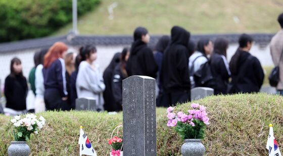 참배객들로 붐비는 민주묘지