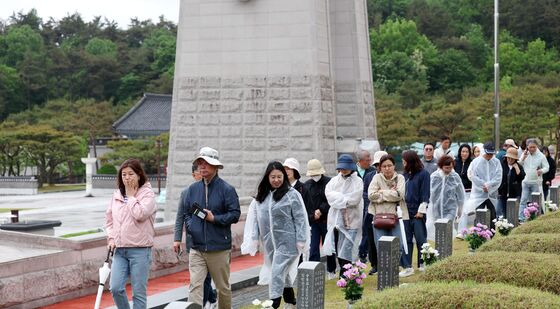 민주묘지 찾은 단체 참배객