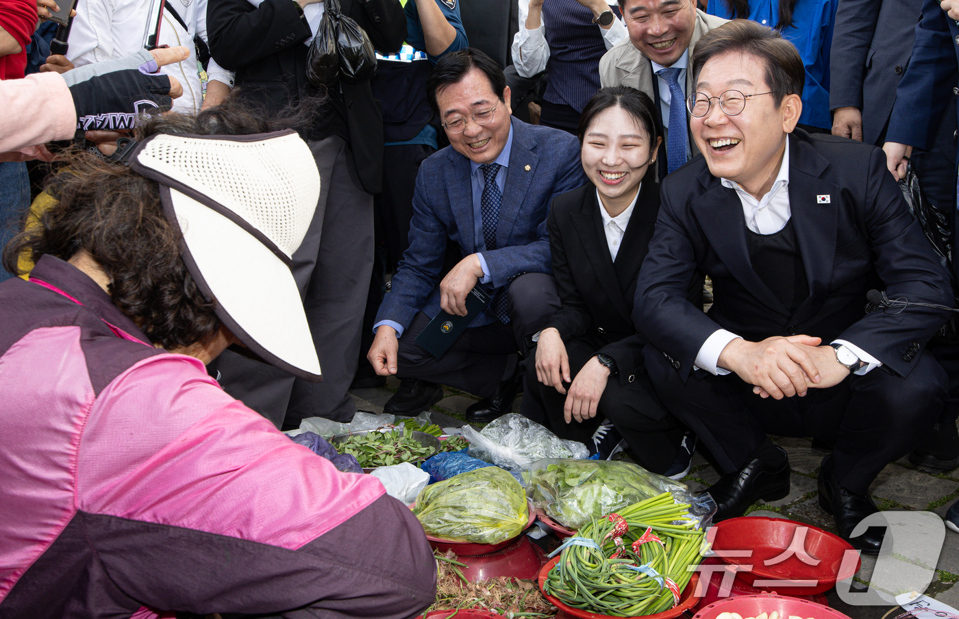 (함안=뉴스1) 이재명 기자 = 경청투어에 나선 이재명 더불어민주당 대통령 후보가 10일 오전 경남 함양군 가야읍 가야시장에서 상인과 대화하며 미소를 짓고 있다. 2025.5.10 …
