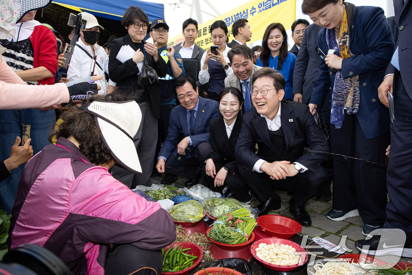 (함안=뉴스1) 이재명 기자 = 경청투어에 나선 이재명 더불어민주당 대통령 후보가 10일 오전 경남 함양군 가야읍 가야시장에서 상인과 대화하며 미소를 짓고 있다. 2025.5.10 …