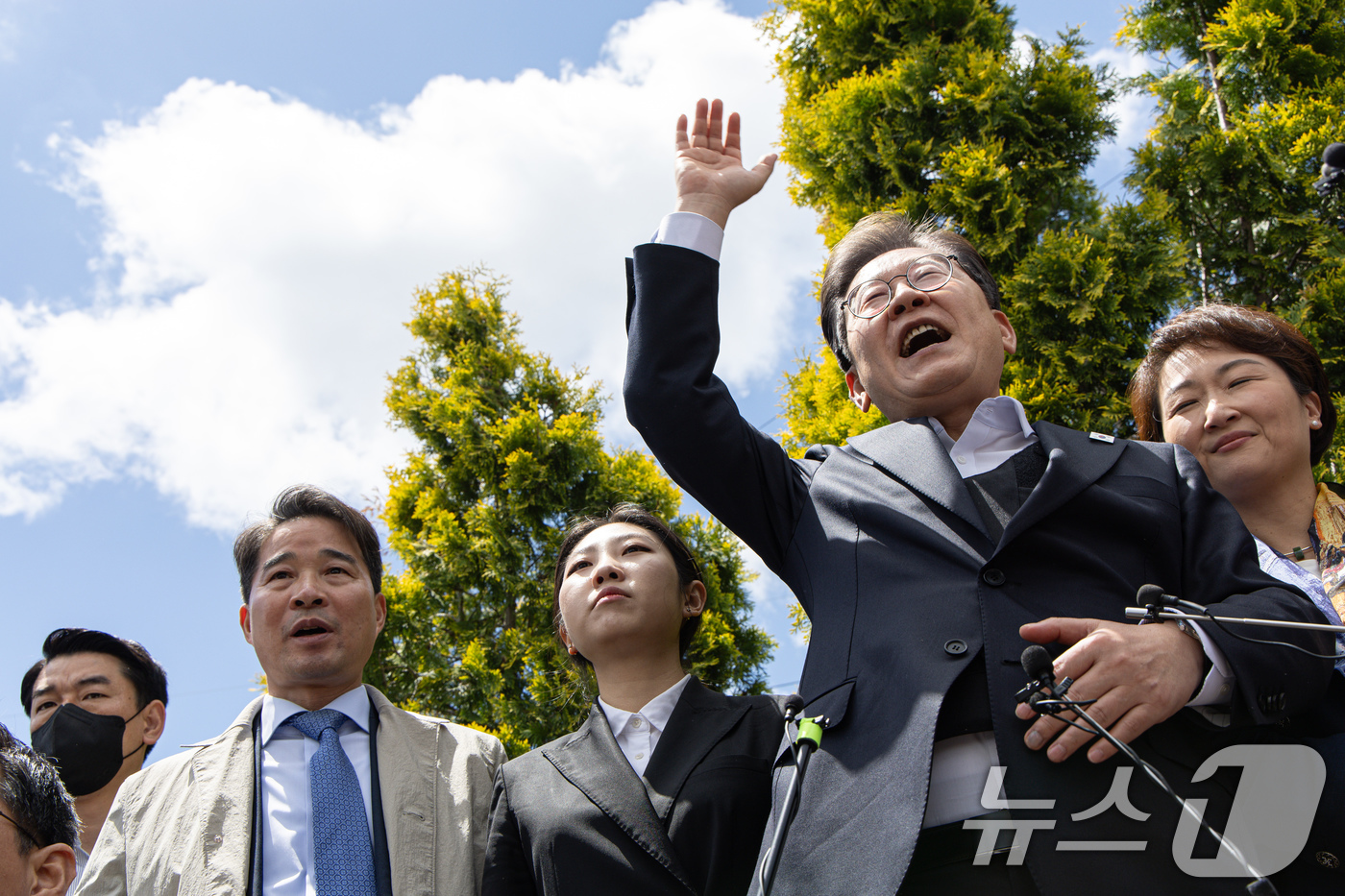 (함안=뉴스1) 이재명 기자 = 경청투어에 나선 이재명 더불어민주당 대통령 후보가 10일 오전 경남 함양군 가야읍 가야시장에서 연설을 하고 있다. 2025.5.10/뉴스1