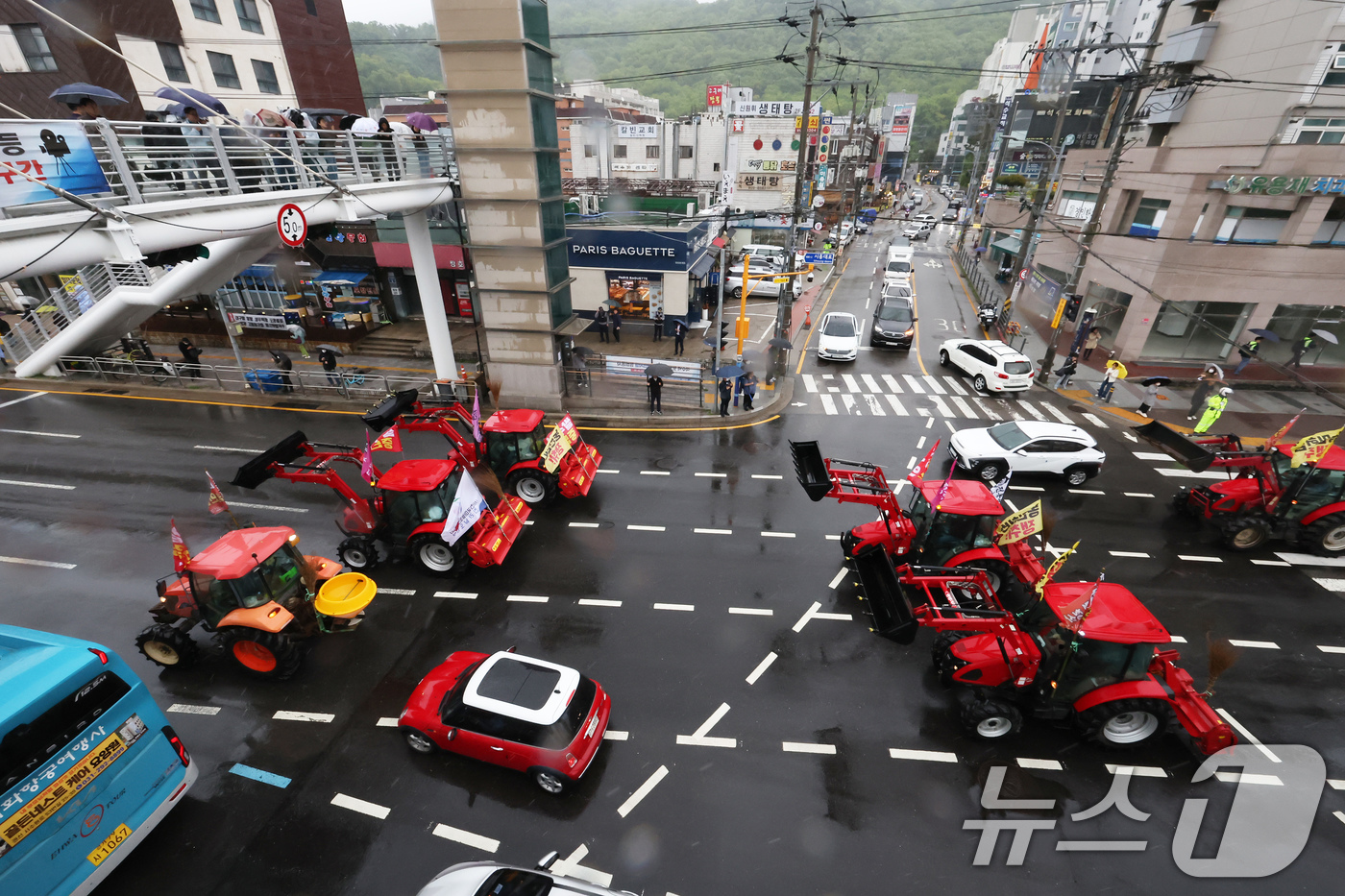 (서울=뉴스1) 장수영 기자 = 전국농민회총연맹 산하 전봉준투쟁단 트랙터가 10일 오후 서울 금천구 석수역 앞 시흥대로를 지나고 있다.전농은 이날 오후 광화문에서 열리는 '내란농정 …