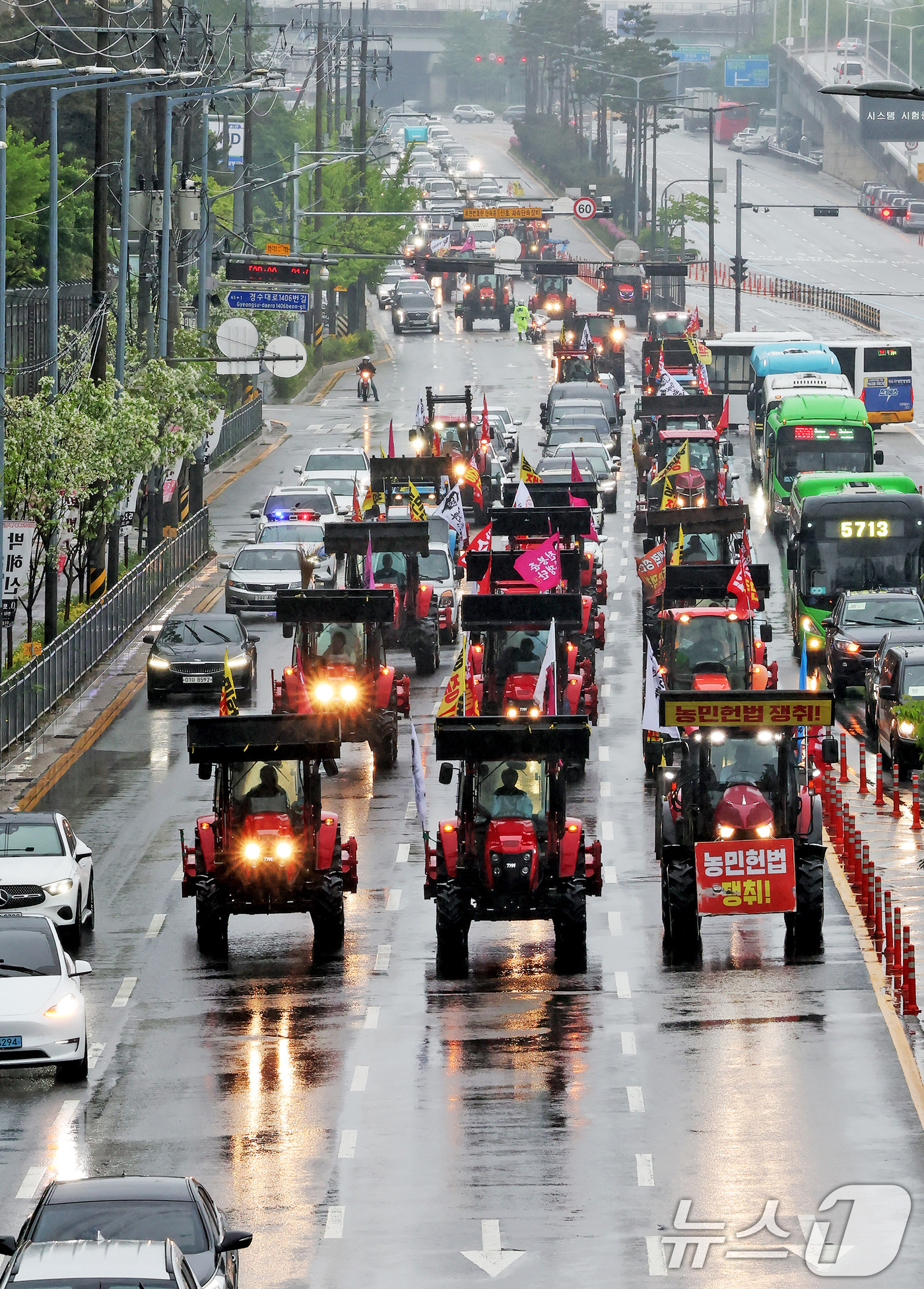 (서울=뉴스1) 장수영 기자 = 전국농민회총연맹 산하 전봉준투쟁단 트랙터가 10일 오후 서울 금천구 석수역 앞 시흥대로를 지나고 있다.전농은 이날 오후 광화문에서 열리는 '내란농정 …