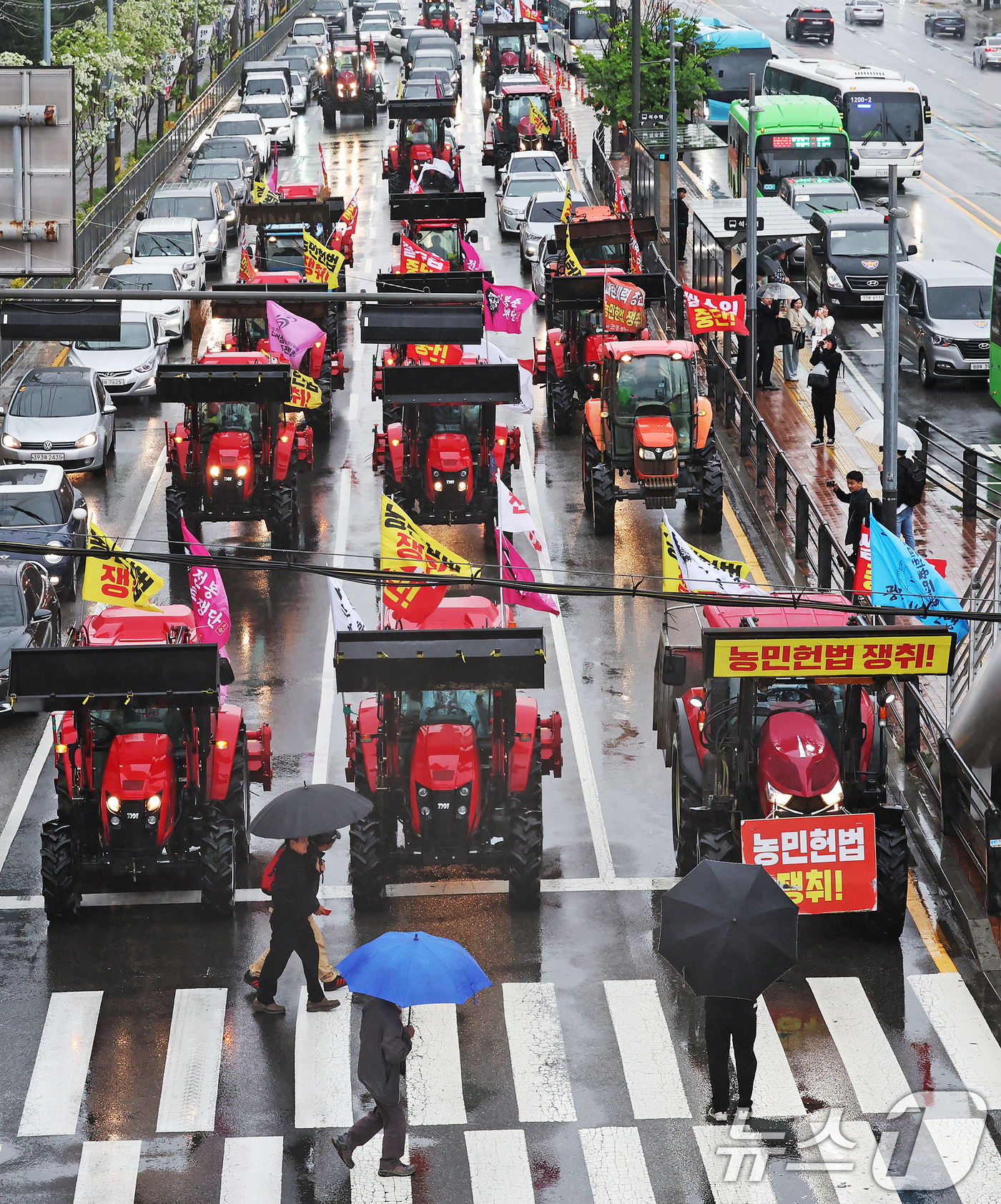 (서울=뉴스1) 장수영 기자 = 전국농민회총연맹 산하 전봉준투쟁단 트랙터가 10일 오후 서울 금천구 석수역 앞 시흥대로를 지나고 있다.전농은 이날 오후 광화문에서 열리는 '내란농정 …