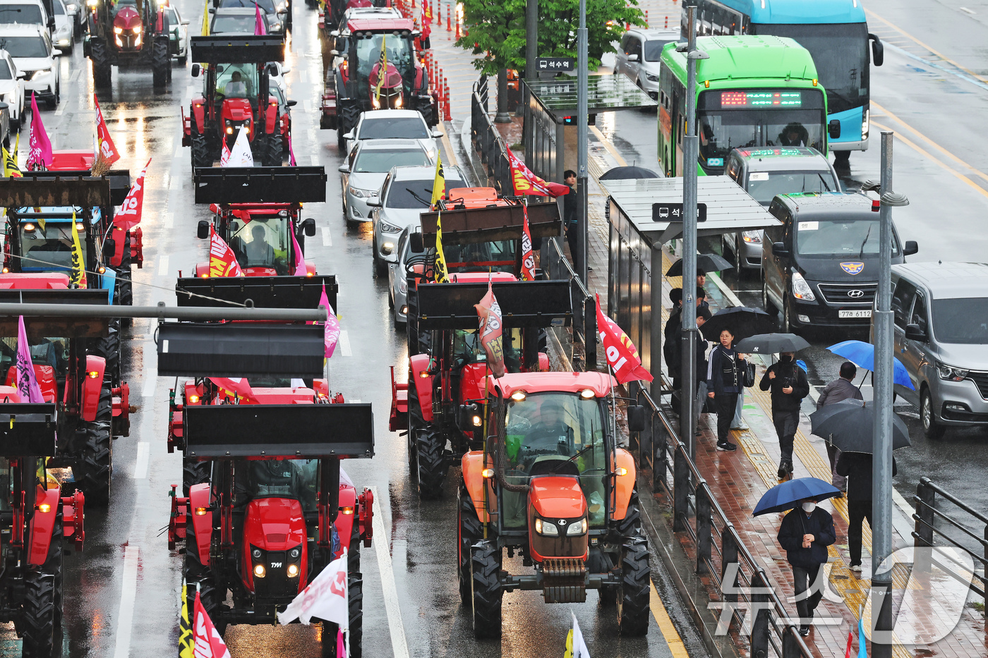 (서울=뉴스1) 장수영 기자 = 전국농민회총연맹 산하 전봉준투쟁단 트랙터가 10일 오후 서울 금천구 석수역 앞 시흥대로를 지나고 있다.전농은 이날 오후 광화문에서 열리는 '내란농정 …