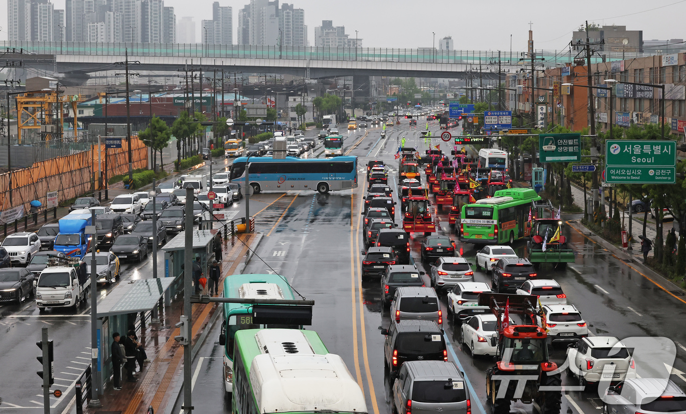 (서울=뉴스1) 장수영 기자 = 전국농민회총연맹 산하 전봉준투쟁단 트랙터가 10일 오후 서울 금천구 석수역 앞 시흥대로를 지나고 있다.전농은 이날 오후 광화문에서 열리는 '내란농정 …