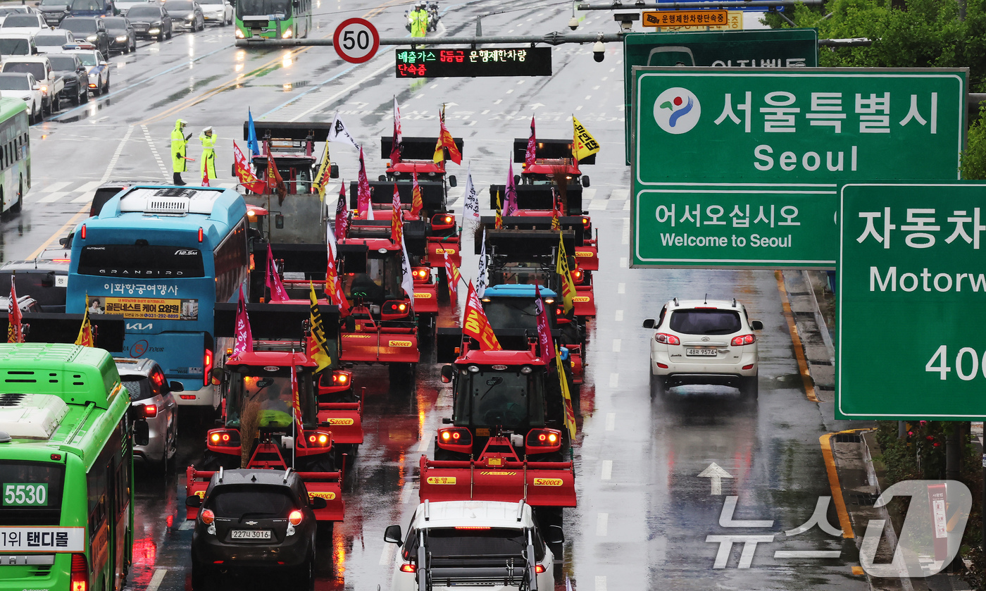 (서울=뉴스1) 장수영 기자 = 전국농민회총연맹 산하 전봉준투쟁단 트랙터가 10일 오후 서울 금천구 석수역 앞 시흥대로를 지나고 있다.전농은 이날 오후 광화문에서 열리는 '내란농정 …