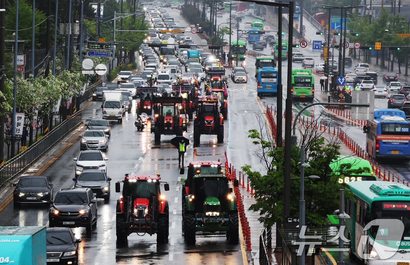 (서울=뉴스1) 장수영 기자 = 전국농민회총연맹 산하 전봉준투쟁단 트랙터가 10일 오후 서울 금천구 석수역 앞 시흥대로를 지나고 있다.전농은 이날 오후 광화문에서 열리는 '내란농정 …