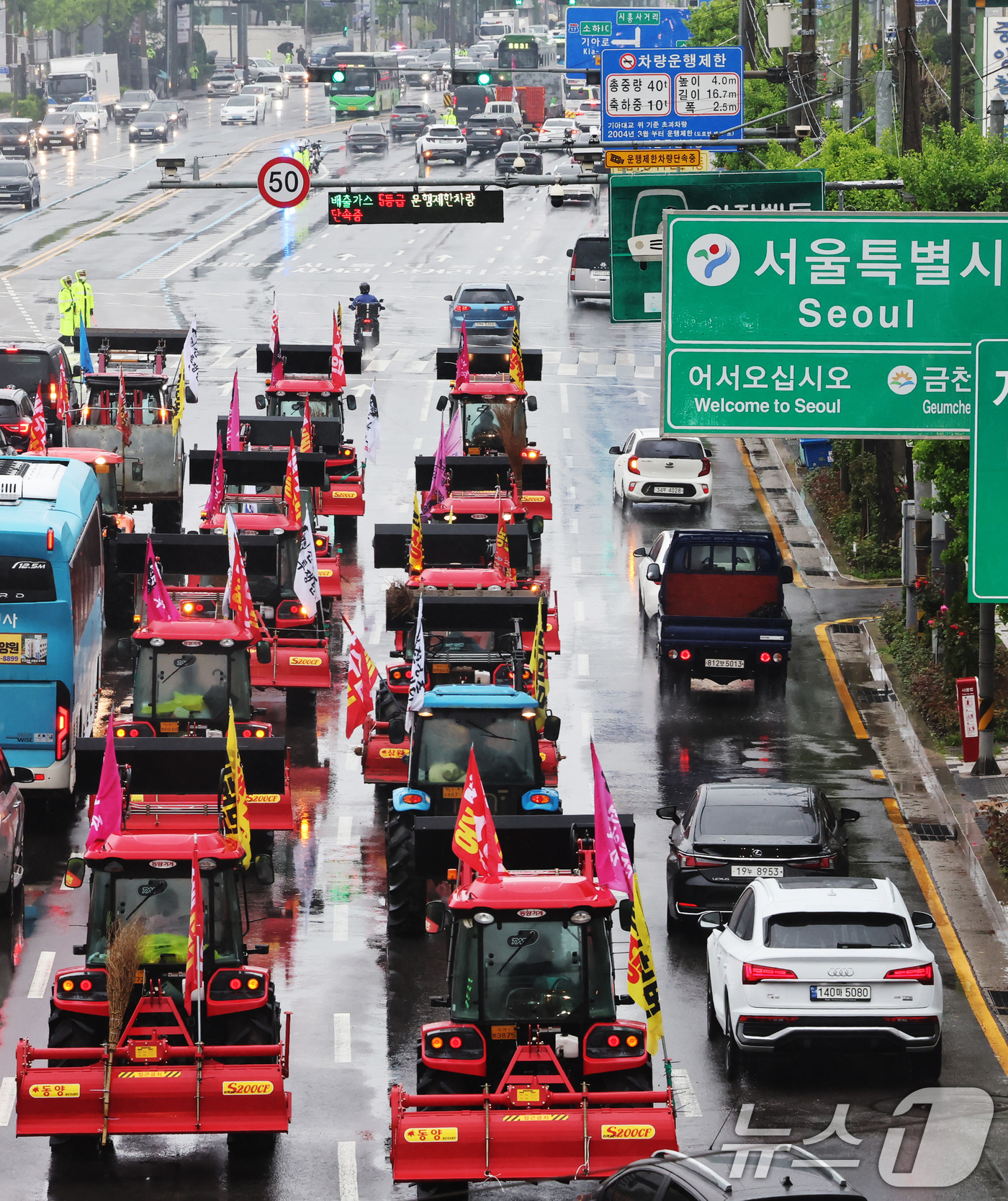 (서울=뉴스1) 장수영 기자 = 전국농민회총연맹 산하 전봉준투쟁단 트랙터가 10일 오후 서울 금천구 석수역 앞 시흥대로를 지나고 있다.전농은 이날 오후 광화문에서 열리는 '내란농정 …
