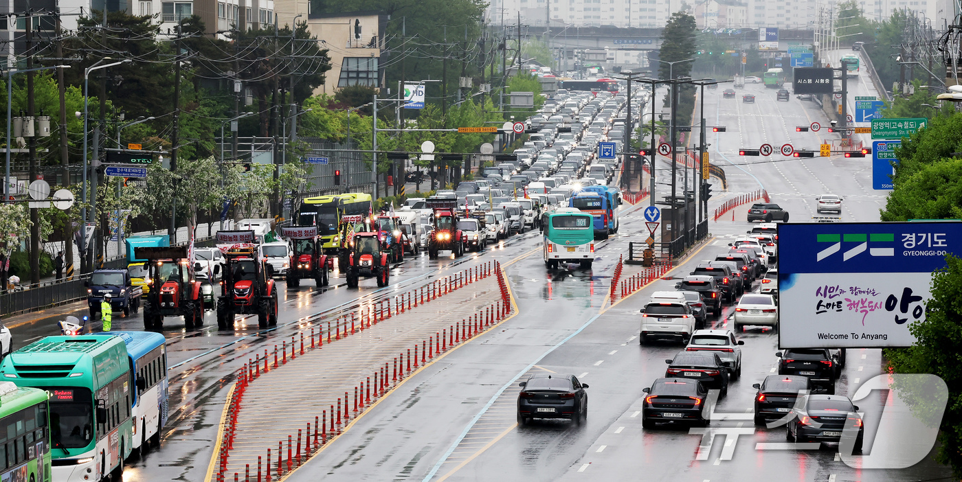 (서울=뉴스1) 장수영 기자 = 전국농민회총연맹 산하 전봉준투쟁단 트랙터가 10일 오후 서울 금천구 석수역 앞 시흥대로를 지나고 있다.전농은 이날 오후 광화문에서 열리는 '내란농정 …
