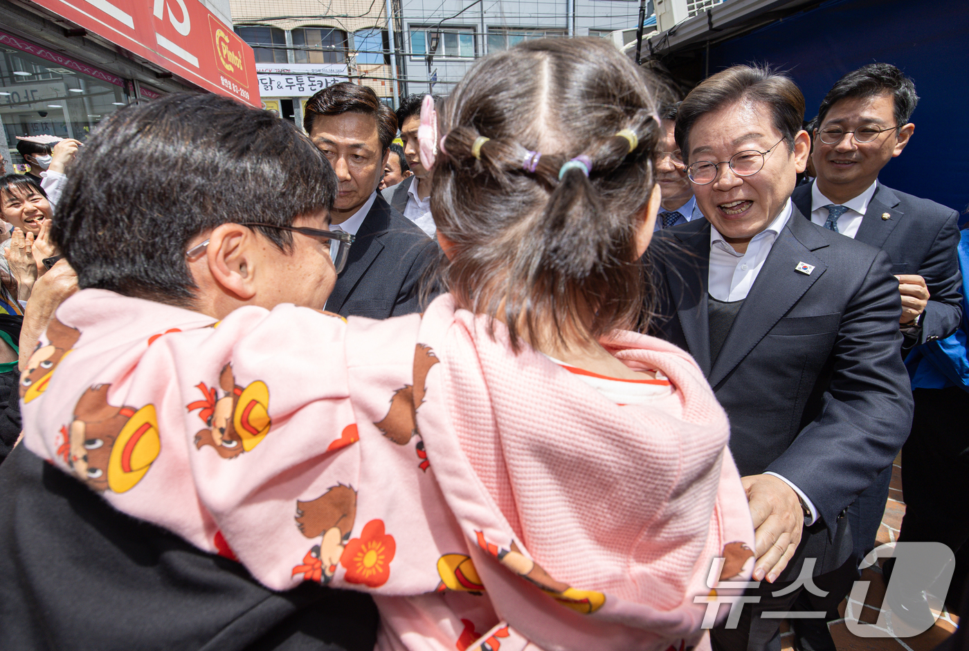 (함안=뉴스1) 이재명 기자 = 경청투어에 나선 이재명 더불어민주당 대통령 후보가 10일 오전 경남 함안군  가야읍 가야시장에서 시민들과 인사를 하고 있다. 2025.5.10/뉴스 …
