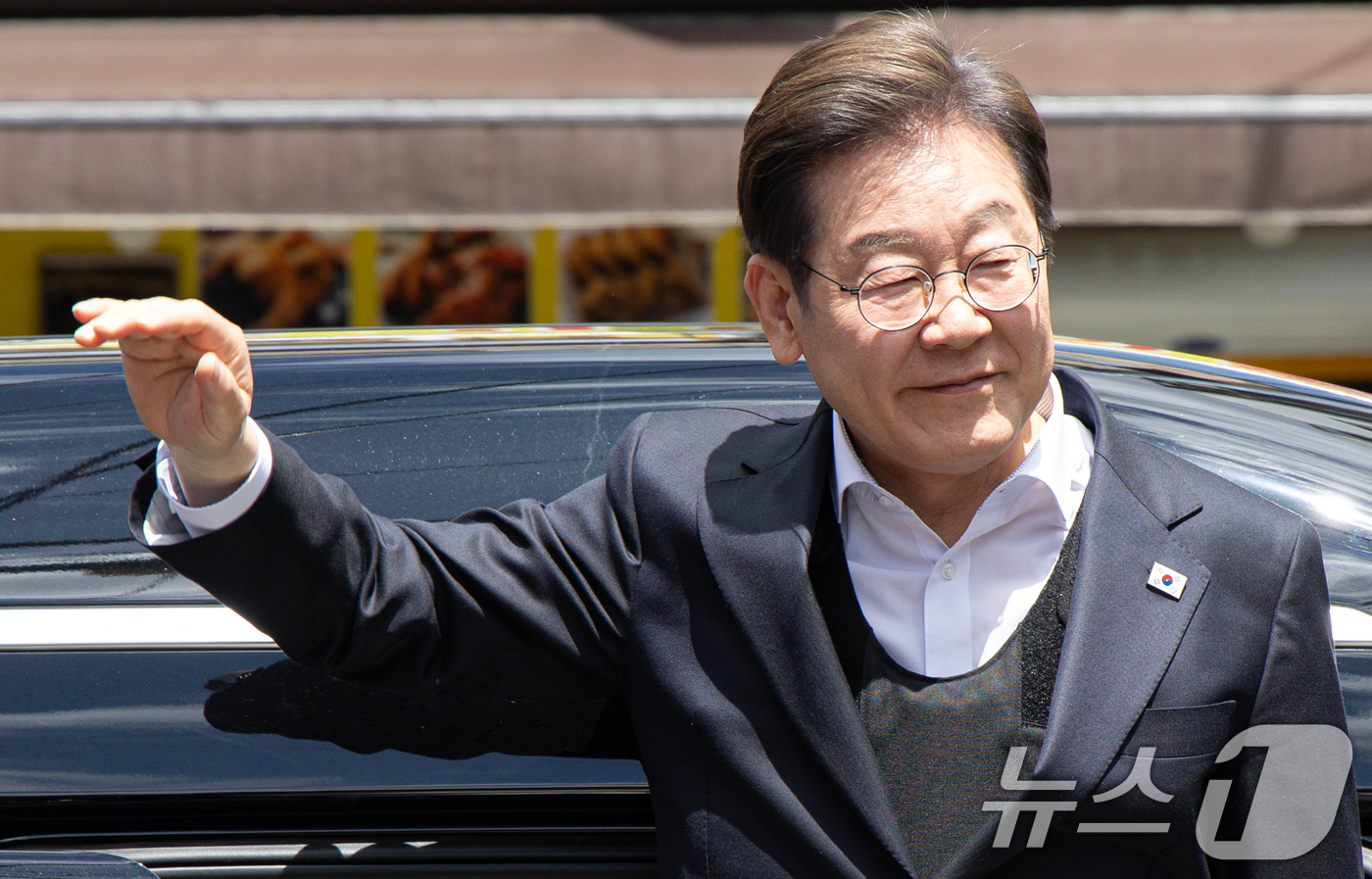 (함안=뉴스1) 이재명 기자 = 경청투어에 나선 이재명 더불어민주당 대통령 후보가 10일 오전 경남 함안군 가야읍 가야시장에 도착하며 인사하고 있다. 2025.5.10/뉴스1