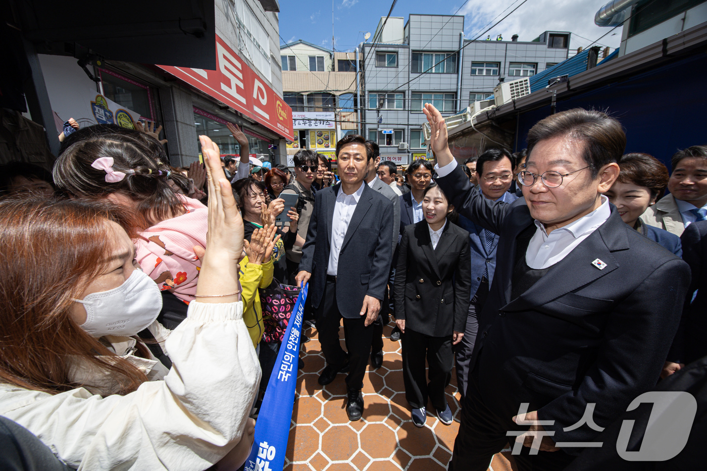 (함안=뉴스1) 이재명 기자 = 경청투어에 나선 이재명 더불어민주당 대통령 후보가 10일 오전 경남 함안군 가야읍 가야시장에서 시민들과 인사를 하고 있다. 2025.5.10/뉴스1 …