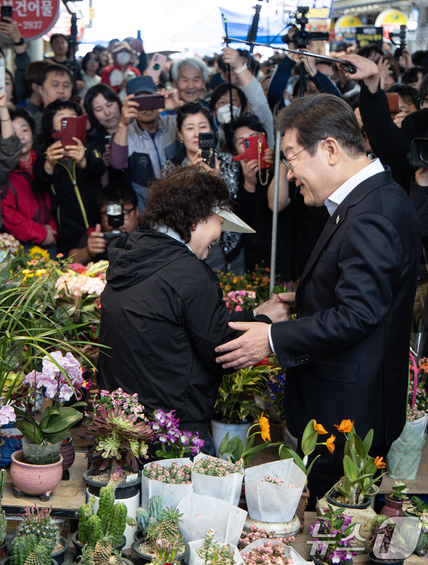 (함안=뉴스1) 이재명 기자 = 경청투어에 나선 이재명 더불어민주당 대통령 후보가 10일 오전 경남 함안군 가야읍 가야시장에서 상인들과 대화를 나누고 있다. 2025.5.10/뉴스 …