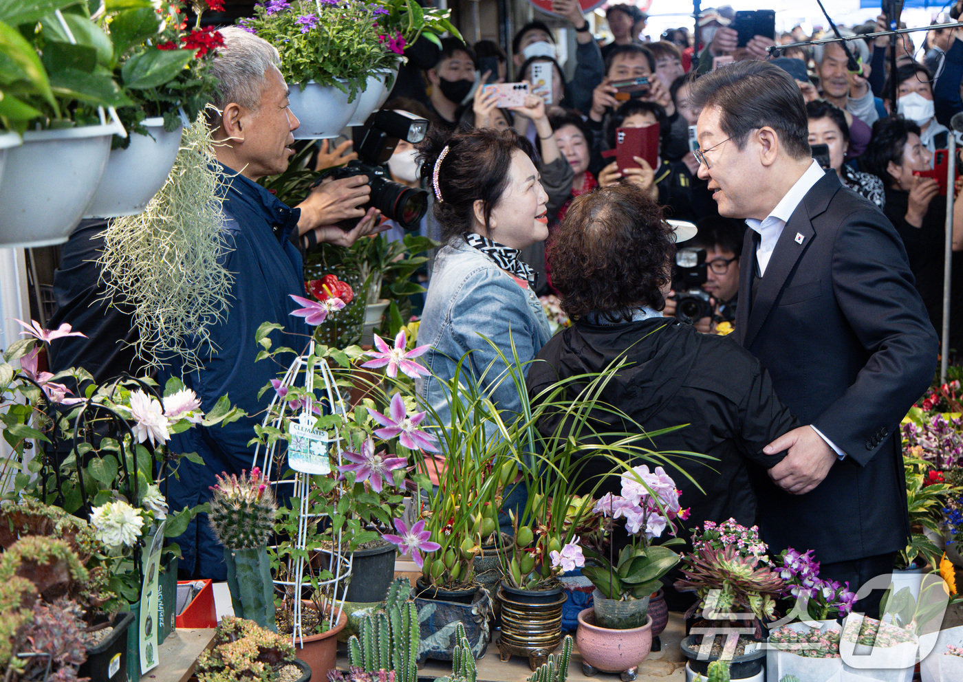 (함안=뉴스1) 이재명 기자 = 경청투어에 나선 이재명 더불어민주당 대통령 후보가 10일 오전 경남 함안군 가야읍 가야시장에서 상인들과 대화를 나누고 있다. 2025.5.10/뉴스 …