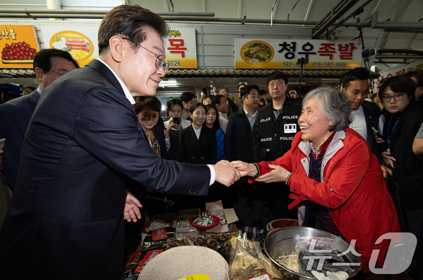 (함안=뉴스1) 이재명 기자 = 경청투어에 나선 이재명 더불어민주당 대통령 후보가 10일 오전 경남 함안군 가야읍 가야시장에서 상인과 인사를 나누고 있다. 2025.5.10/뉴스1 …