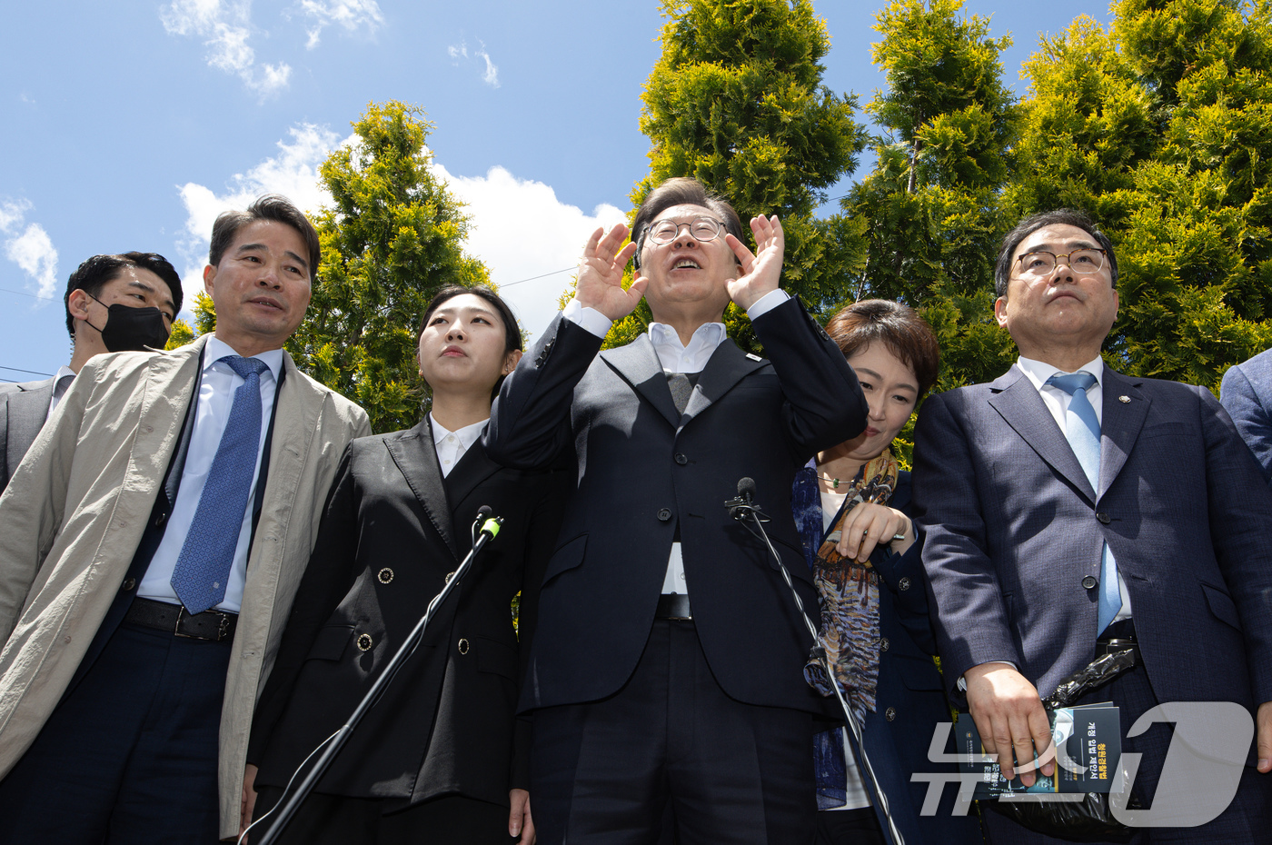 (함안=뉴스1) 이재명 기자 = 경청투어에 나선 이재명 더불어민주당 대통령 후보가 10일 오전 경남 함안군 가야읍 가야시장에서 연설을 하고 있다. 2025.5.10/뉴스1