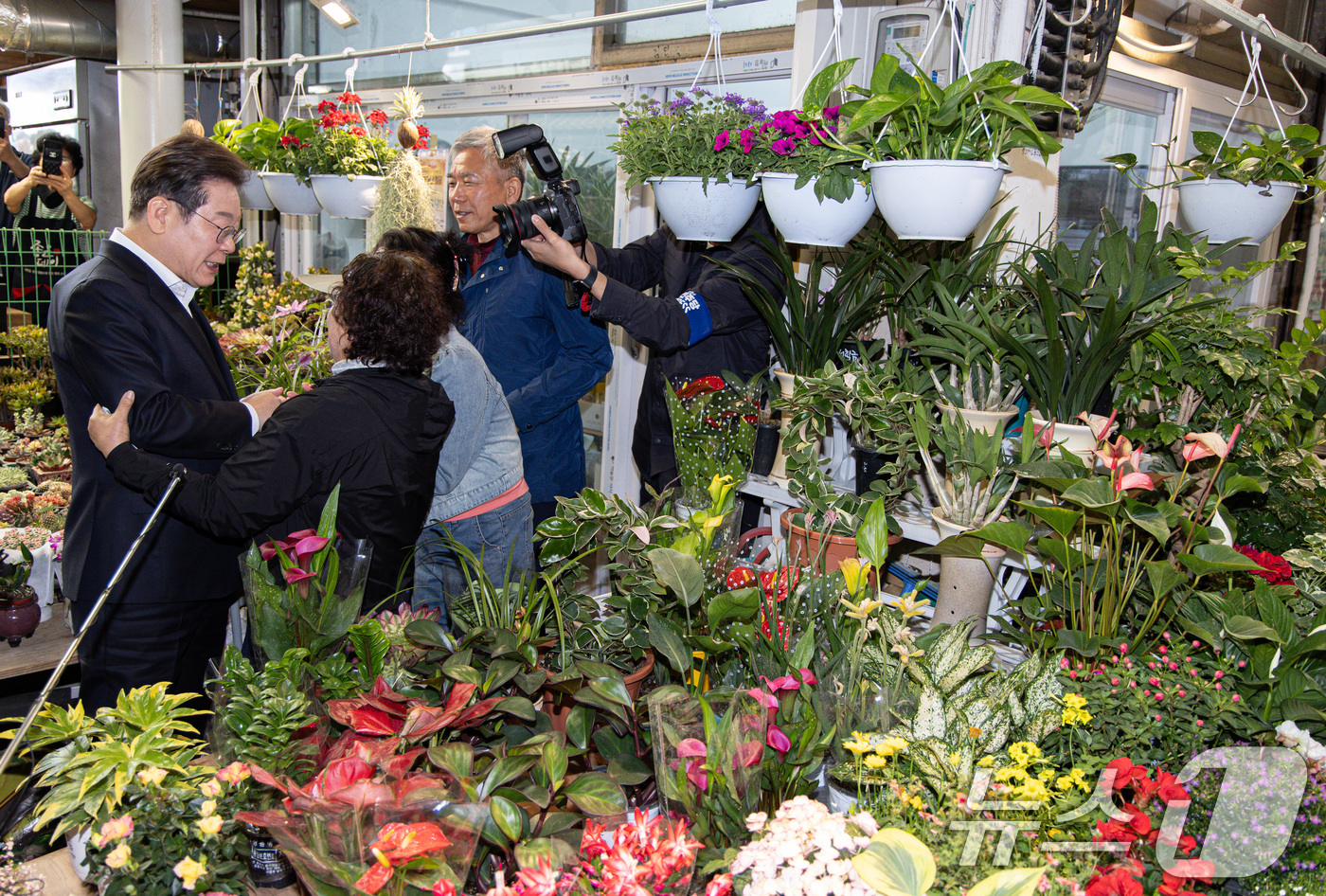 (함안=뉴스1) 이재명 기자 = 경청투어에 나선 이재명 더불어민주당 대통령 후보가 10일 오전 경남 함안군 가야읍 가야시장에서 상인들과 대화를 나누고 있다. 2025.5.10/뉴스 …