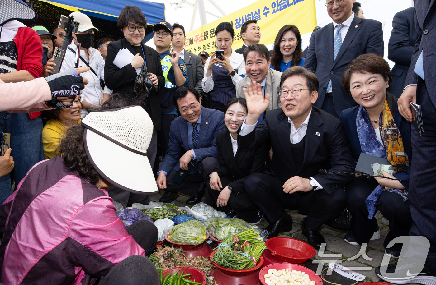 (함안=뉴스1) 이재명 기자 = 경청투어에 나선 이재명 더불어민주당 대통령 후보가 10일 오전 경남 함안군  가야읍 가야시장에서 시민들과 대화를 나누고 있다. 2025.5.10/뉴 …