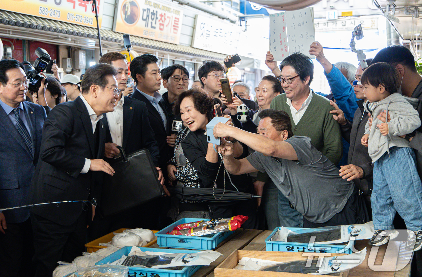 (함안=뉴스1) 이재명 기자 = 경청투어에 나선 이재명 더불어민주당 대통령 후보가 10일 오전 경남 함안군 가야읍 가야시장에서 시민들과 대화를 나누고 있다. 2025.5.10/뉴스 …