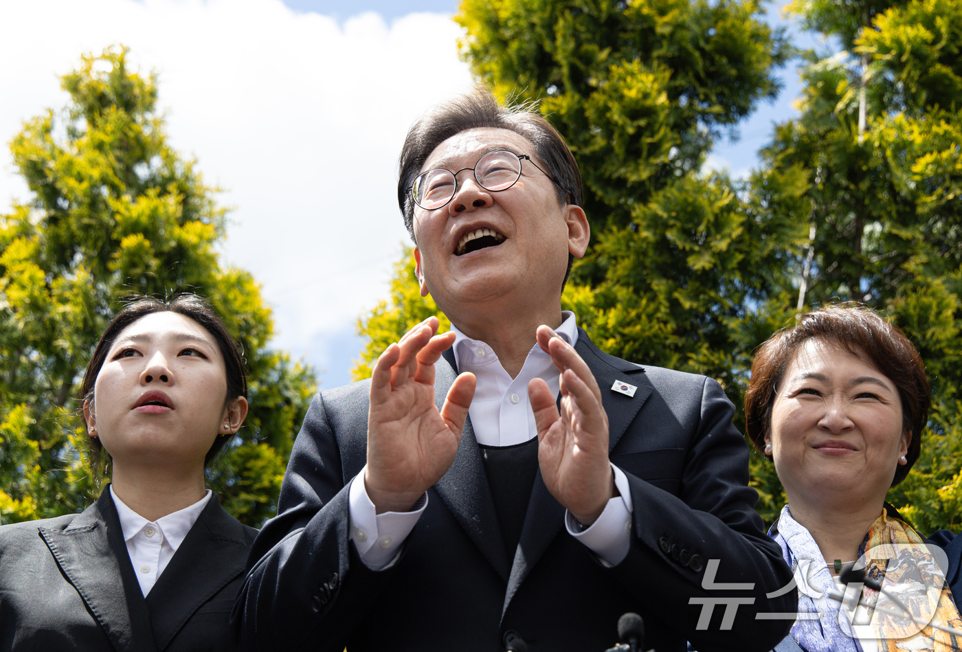 (함안=뉴스1) 이재명 기자 = 경청투어에 나선 이재명 더불어민주당 대통령 후보가 10일 오전 경남 함안군 가야읍 가야시장에서 연설을 하고 있다. 2025.5.10/뉴스1