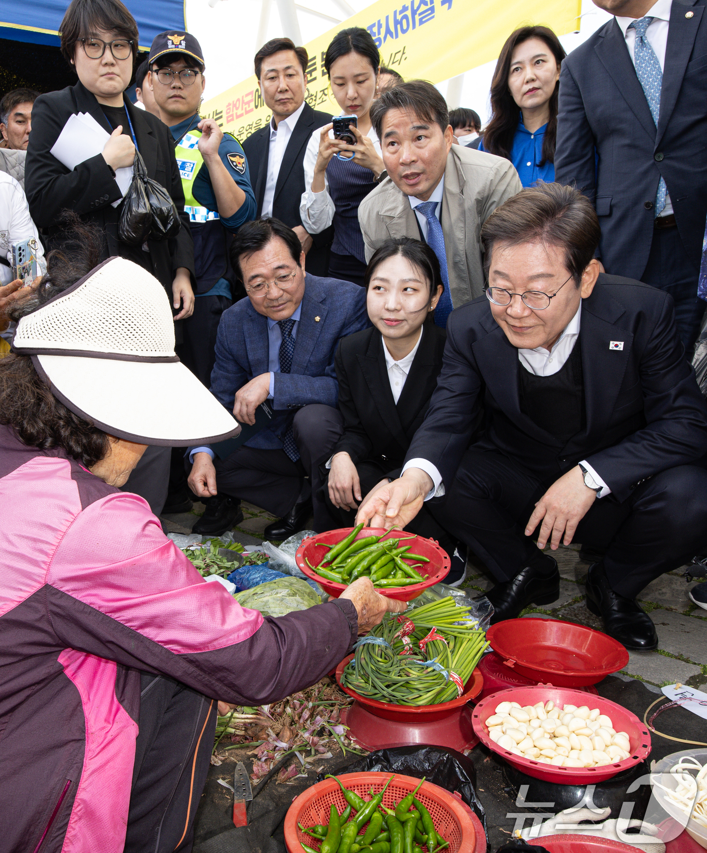 (함안=뉴스1) 이재명 기자 = 경청투어에 나선 이재명 더불어민주당 대통령 후보가 10일 오전 경남 함안군 가야읍 가야시장에서 고추를 구입하고 있다. 2025.5.10/뉴스1