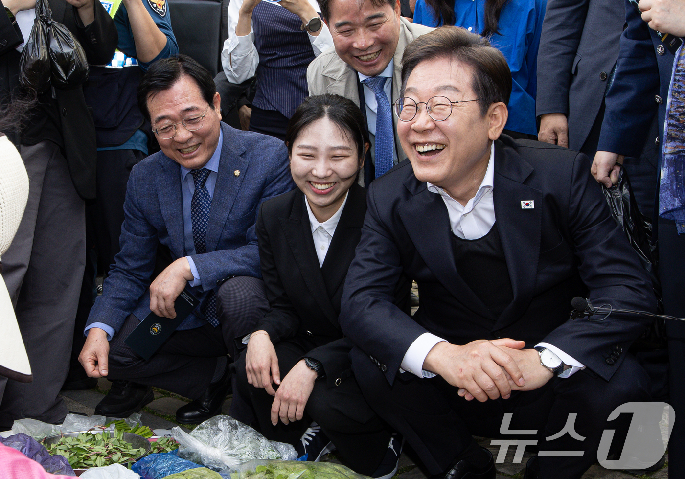 (함안=뉴스1) 이재명 기자 = 경청투어에 나선 이재명 더불어민주당 대통령 후보가 10일 오전 경남 함안군 가야읍 가야시장에서 시민과 대화중 미소를 짓고 있다. 2025.5.10/ …