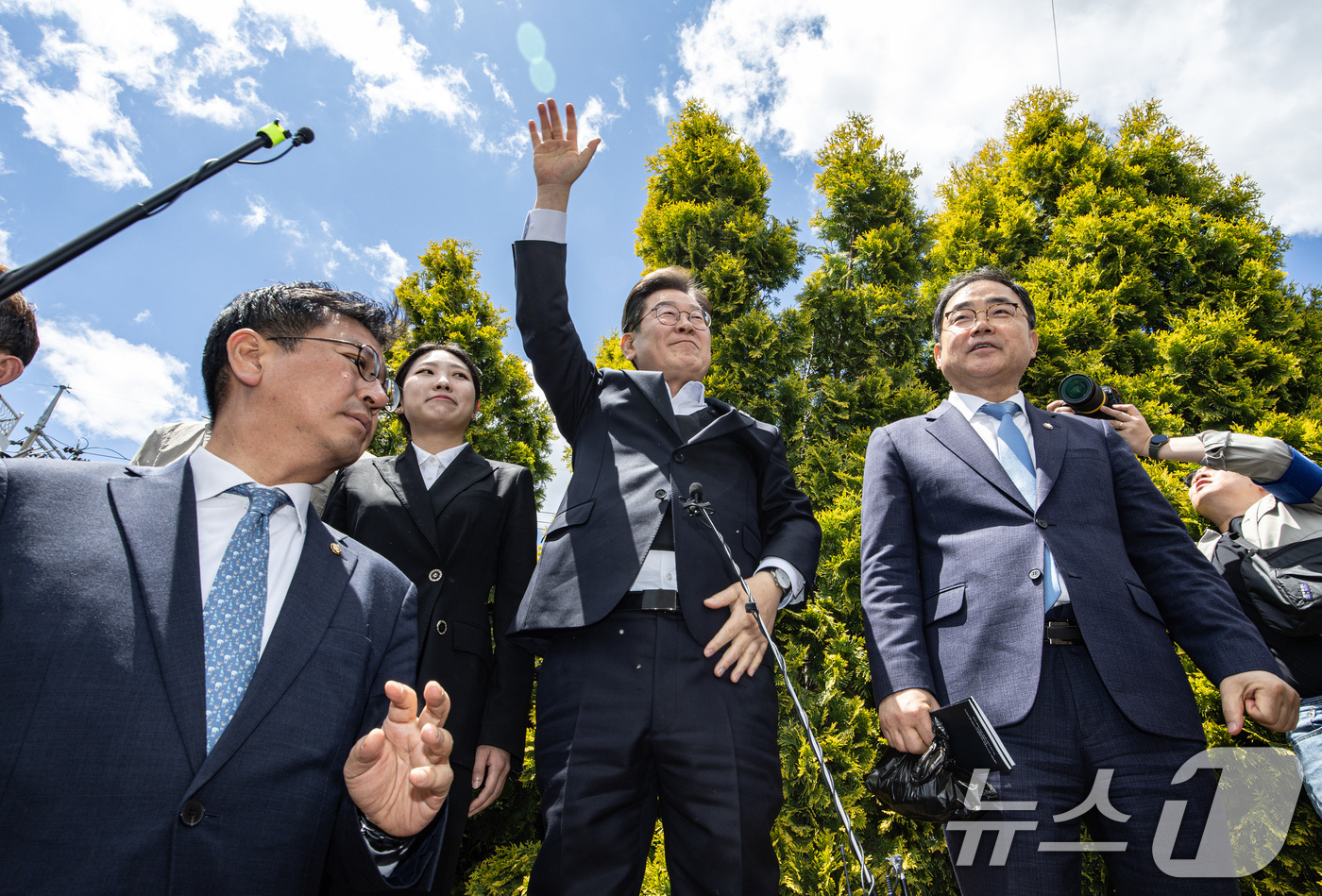 (함안=뉴스1) 이재명 기자 = 경청투어에 나선 이재명 더불어민주당 대통령 후보가 10일 오전 경남 함안군 가야읍 가야시장에서 연설에 앞서 인사하고 있다. 2025.5.10/뉴스1 …