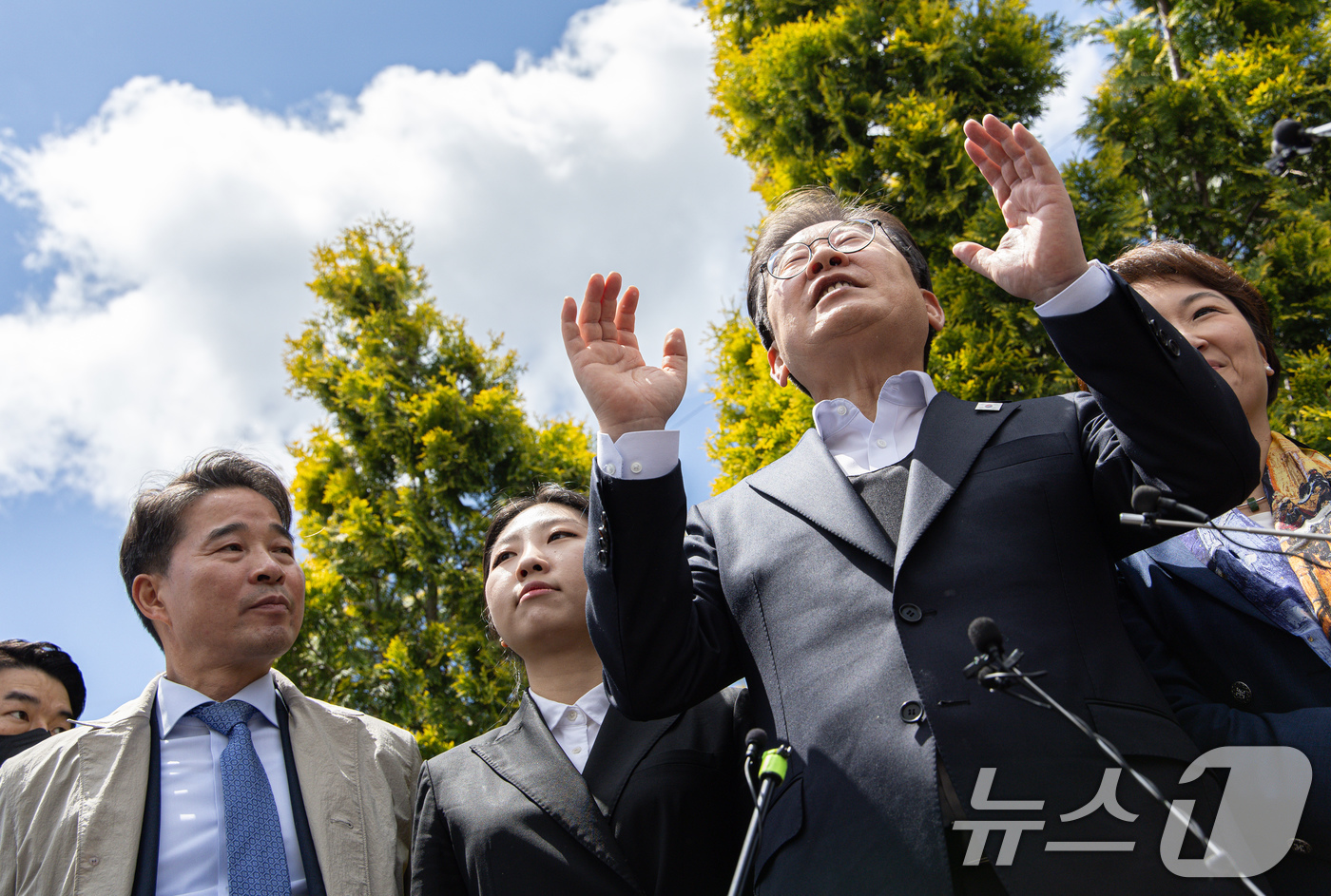 (함안=뉴스1) 이재명 기자 = 경청투어에 나선 이재명 더불어민주당 대통령 후보가 10일 오전 경남 함안군 가야읍 가야시장에서 연설을 하고 있다. 2025.5.10/뉴스1