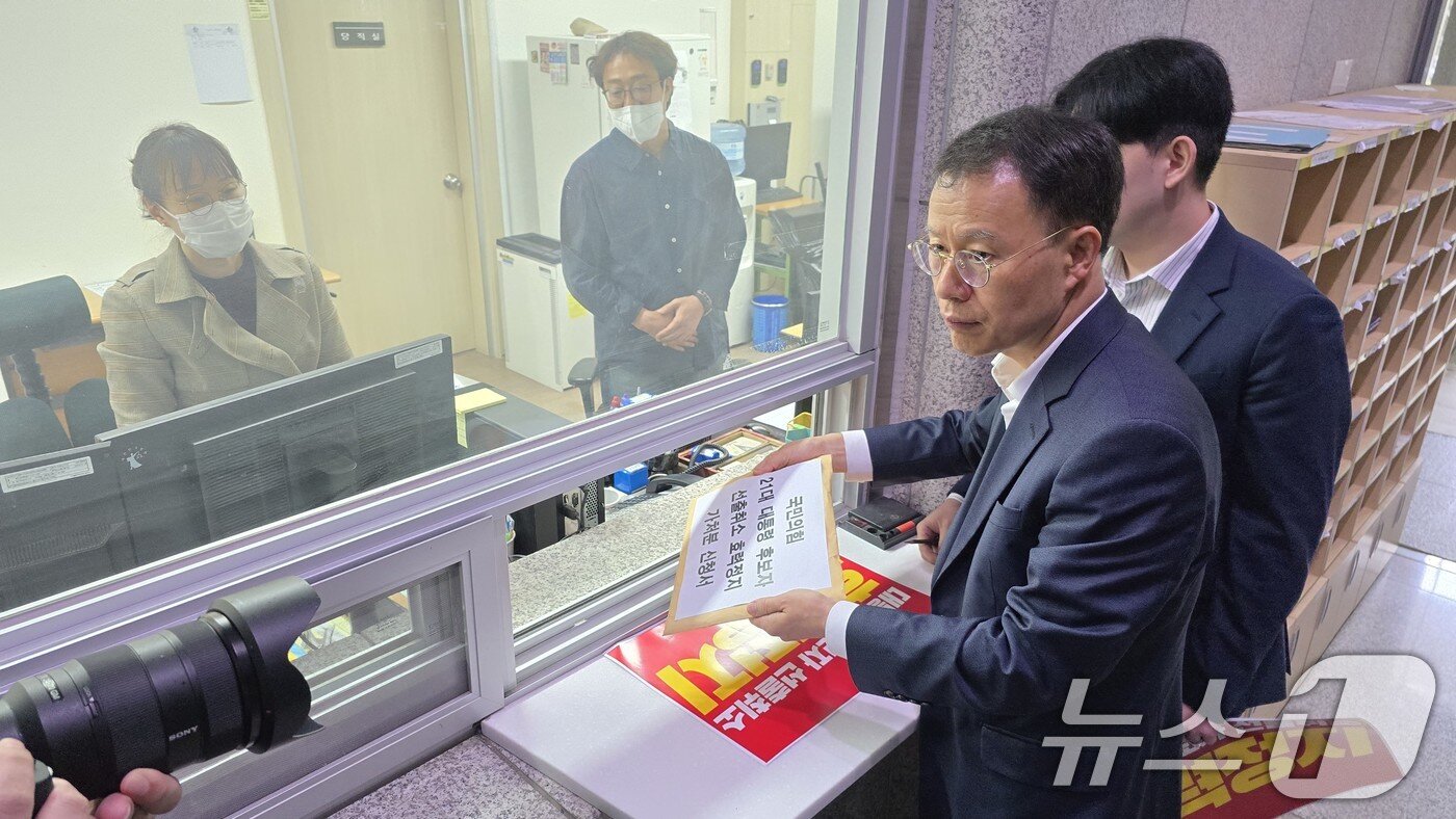 본문 이미지 - 10일 서울 양천구 남부지방법원에서 김문수 캠프 관계자들이 국민의힘 21대 대통령 후보자 선출취소 효력정지 가처분 신청서를 제출하고 있다. &#40;김문수 캠프 제공, 재판매 및 DB 금지&#41; 2025.5.10/뉴스1