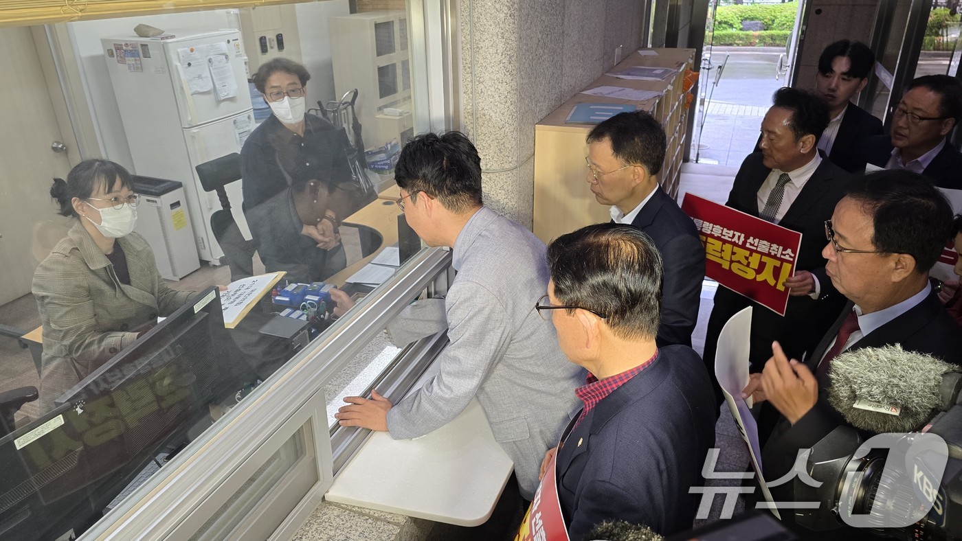 (서울=뉴스1) = 10일 서울 양천구 남부지방법원에서 김문수 캠프 관계자들이 국민의힘 21대 대통령 후보자 선출취소 효력정지 가처분 신청서를 제출하고 있다. (김문수 캠프 제공, …