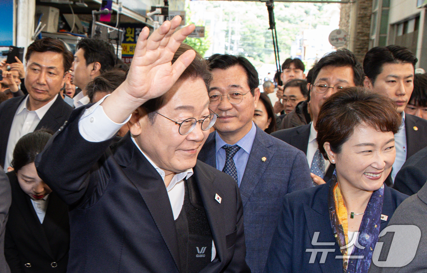 (의령=뉴스1) 이재명 기자 = 경청투어에 나선 이재명 더불어민주당 대통령 후보가 10일 오전 경남 의령군 의령읍 의령전통시장에서 군민들을 향해 인사하고 있다. 2025.5.10/ …