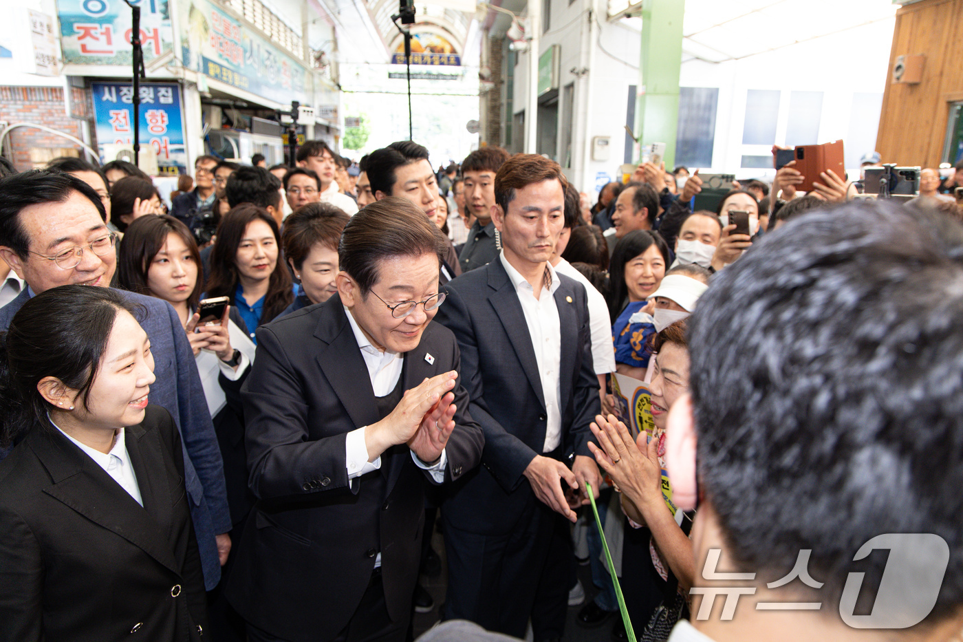 (의령=뉴스1) 이재명 기자 = 경청투어에 나선 이재명 더불어민주당 대통령 후보가 10일 오전 경남 의령군 의령읍 의령전통시장에서 군민들과 인사를 나누고 있다. 2025.5.10/ …