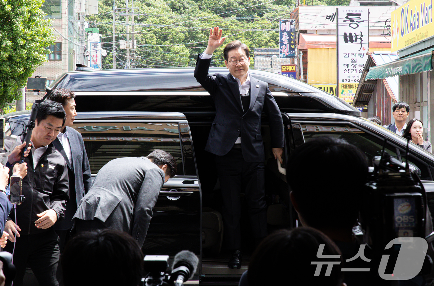 (의령=뉴스1) 이재명 기자 = 경청투어에 나선 이재명 더불어민주당 대통령 후보가 10일 오전 경남 의령군 의령읍 의령전통시장에 도착해 인사하고 있다. 2025.5.10/뉴스1