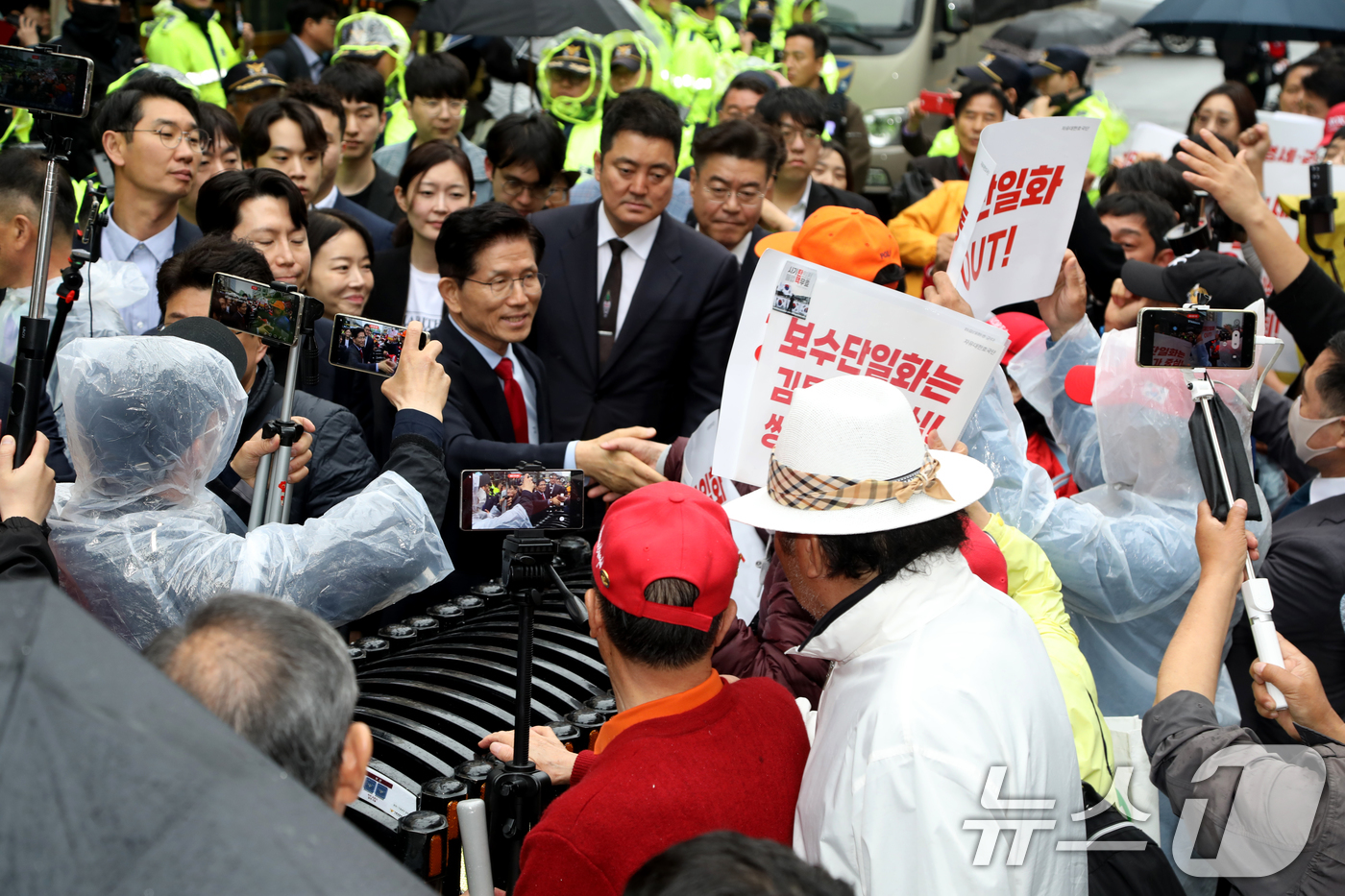 (서울=뉴스1) = 국민의힘이 대통령 후보 교체 절차를 밟은 10일 서울 여의도 당사 앞에서 김문수 후보가 지지자들과 인사를 나누고 있다. (김문수 캠프 제공, 재판매 및 DB 금 …