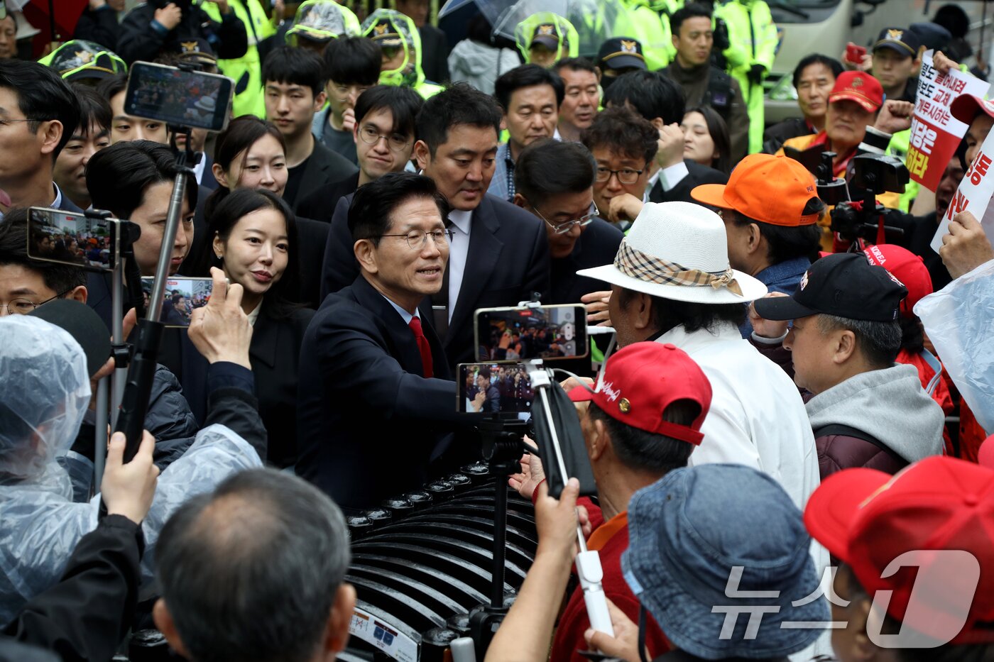 본문 이미지 - 국민의힘이 대통령 후보 교체 절차를 밟은 10일 서울 여의도 당사 앞에서 김문수 후보가 지지자들과 인사를 나누고 있다. &#40;김문수 캠프 제공, 재판매 및 DB 금지&#41; 2025.5.10/뉴스1