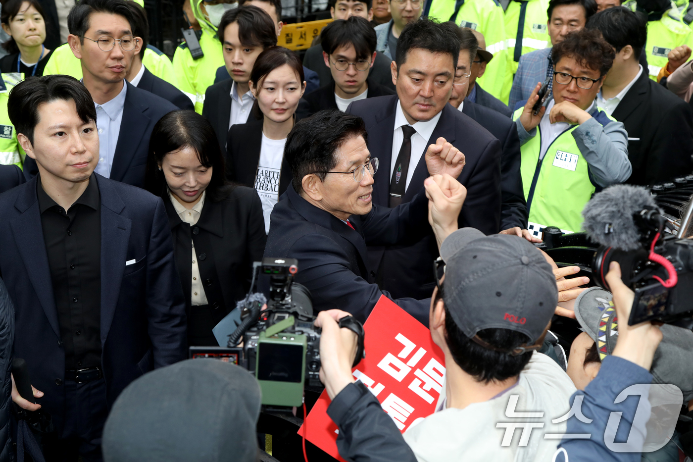 (서울=뉴스1) = 국민의힘이 대통령 후보 교체 절차를 밟은 10일 서울 여의도 당사 앞에서 김문수 후보가 지지자들과 인사를 나누고 있다. (김문수 캠프 제공, 재판매 및 DB 금 …