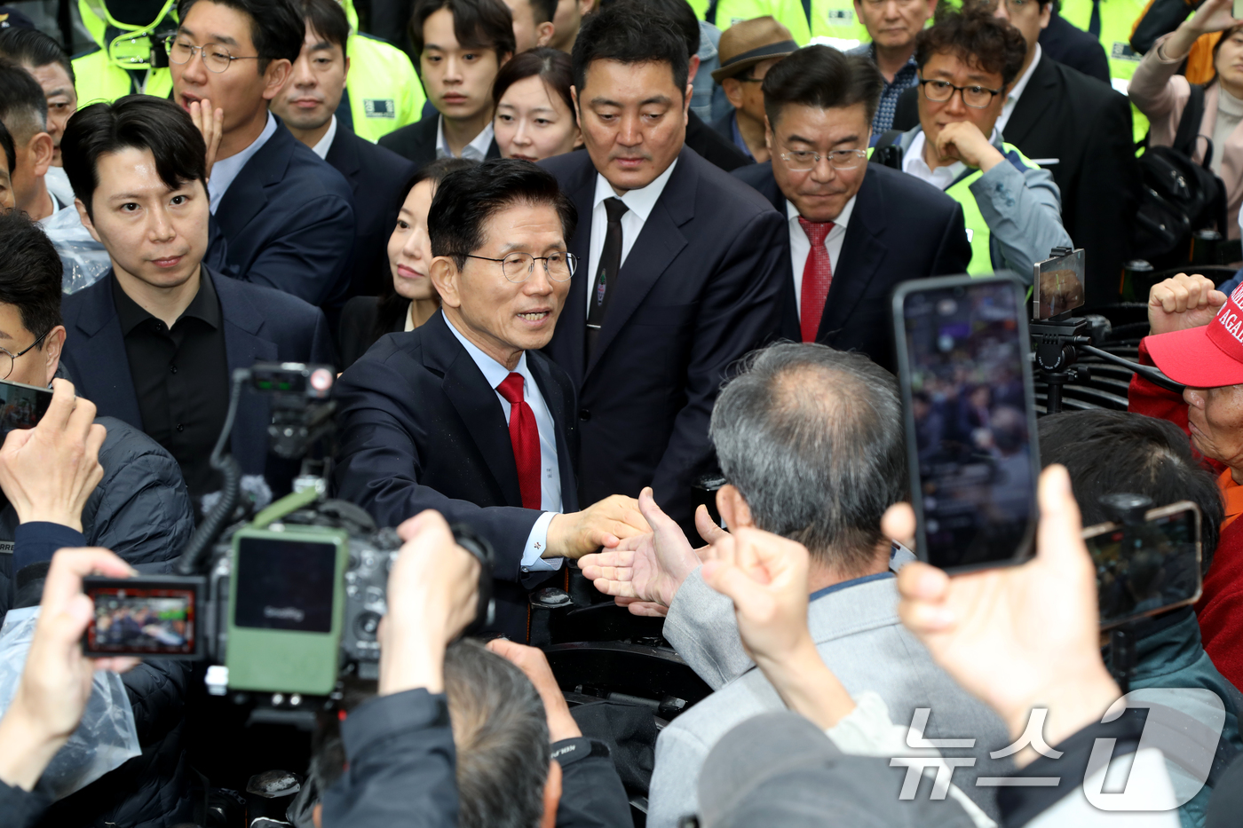 (서울=뉴스1) = 국민의힘이 대통령 후보 교체 절차를 밟은 10일 서울 여의도 당사 앞에서 김문수 후보가 지지자들과 인사를 나누고 있다. (김문수 캠프 제공, 재판매 및 DB 금 …