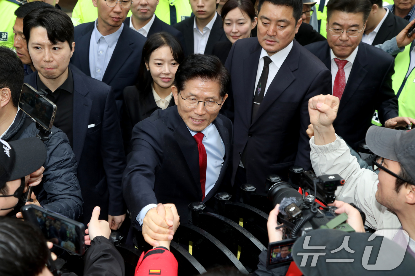 (서울=뉴스1) = 국민의힘이 대통령 후보 교체 절차를 밟은 10일 서울 여의도 당사 앞에서 김문수 후보가 지지자들과 인사를 나누고 있다. (김문수 캠프 제공, 재판매 및 DB 금 …