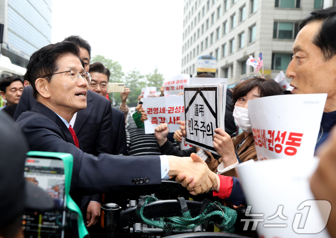 (서울=뉴스1) = 국민의힘이 대통령 후보 교체 절차를 밟은 10일 서울 여의도 당사 앞에서 김문수 후보가 지지자들과 인사를 나누고 있다. (김문수 캠프 제공, 재판매 및 DB 금 …