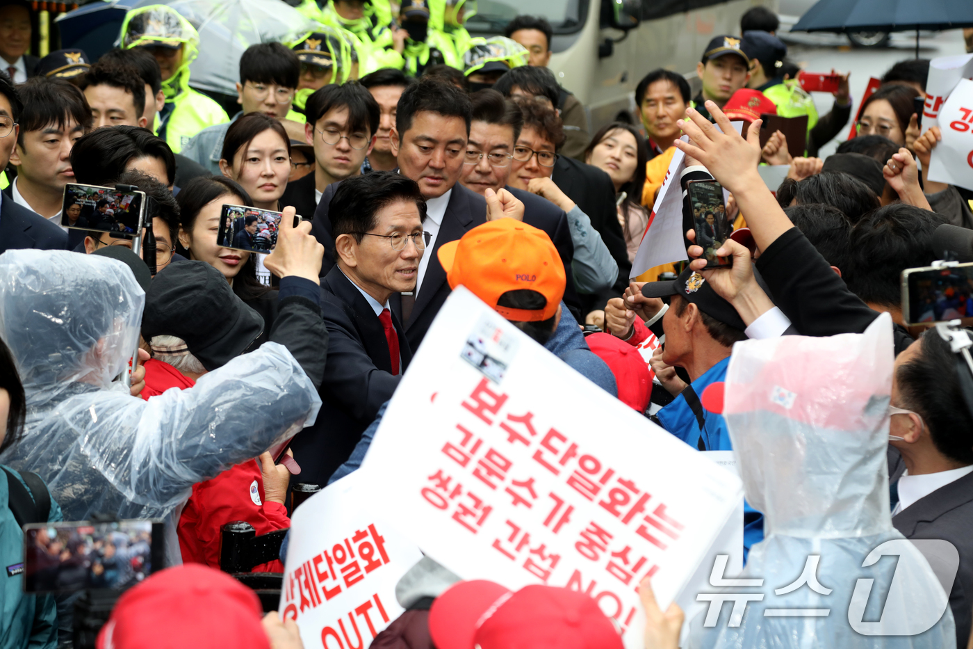(서울=뉴스1) = 국민의힘이 대통령 후보 교체 절차를 밟은 10일 서울 여의도 당사 앞에서 김문수 후보가 지지자들과 인사를 나누고 있다. (김문수 캠프 제공, 재판매 및 DB 금 …