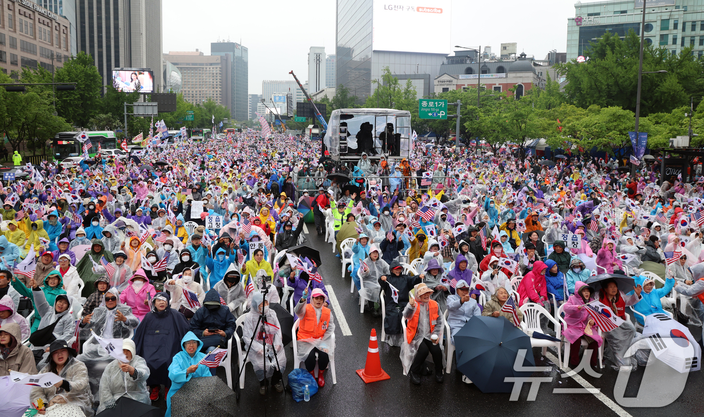 (서울=뉴스1) 김명섭 기자 = 10일 서울 광화문 네거리 인근에서 열린 자유통일당 '국민저항권 광화문 국민대회'에서 참가자들이 구호를 외치고 있다.  2025.5.10/뉴스1