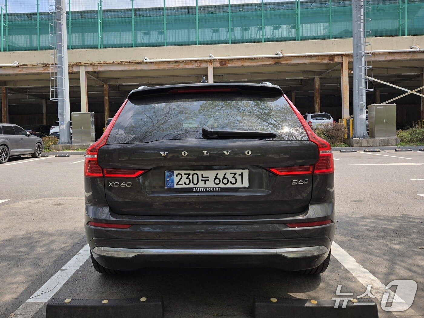 본문 이미지 - 볼보자동차의 중형 스포츠유틸리티차&#40;SUV&#41; &#39;XC60&#39; 후면부 모습. 2025.04.21/뉴스1 김성식 기자