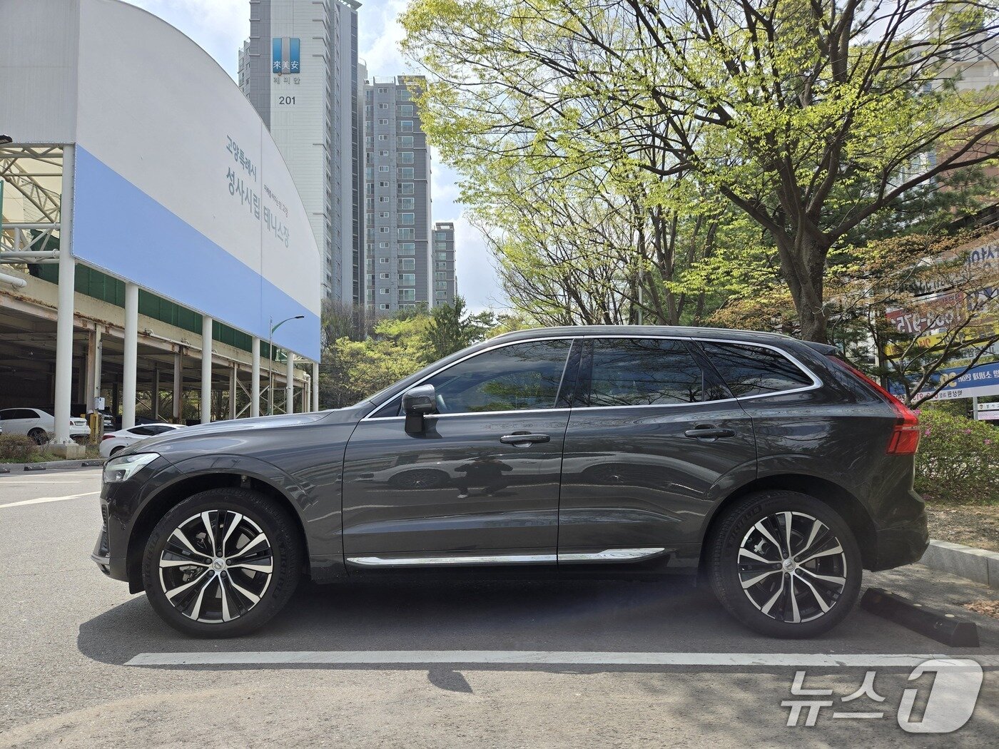 본문 이미지 - 볼보자동차의 중형 스포츠유틸리티차&#40;SUV&#41; &#39;XC60&#39; 측면부 모습. 2025.04.21/뉴스1 김성식 기자