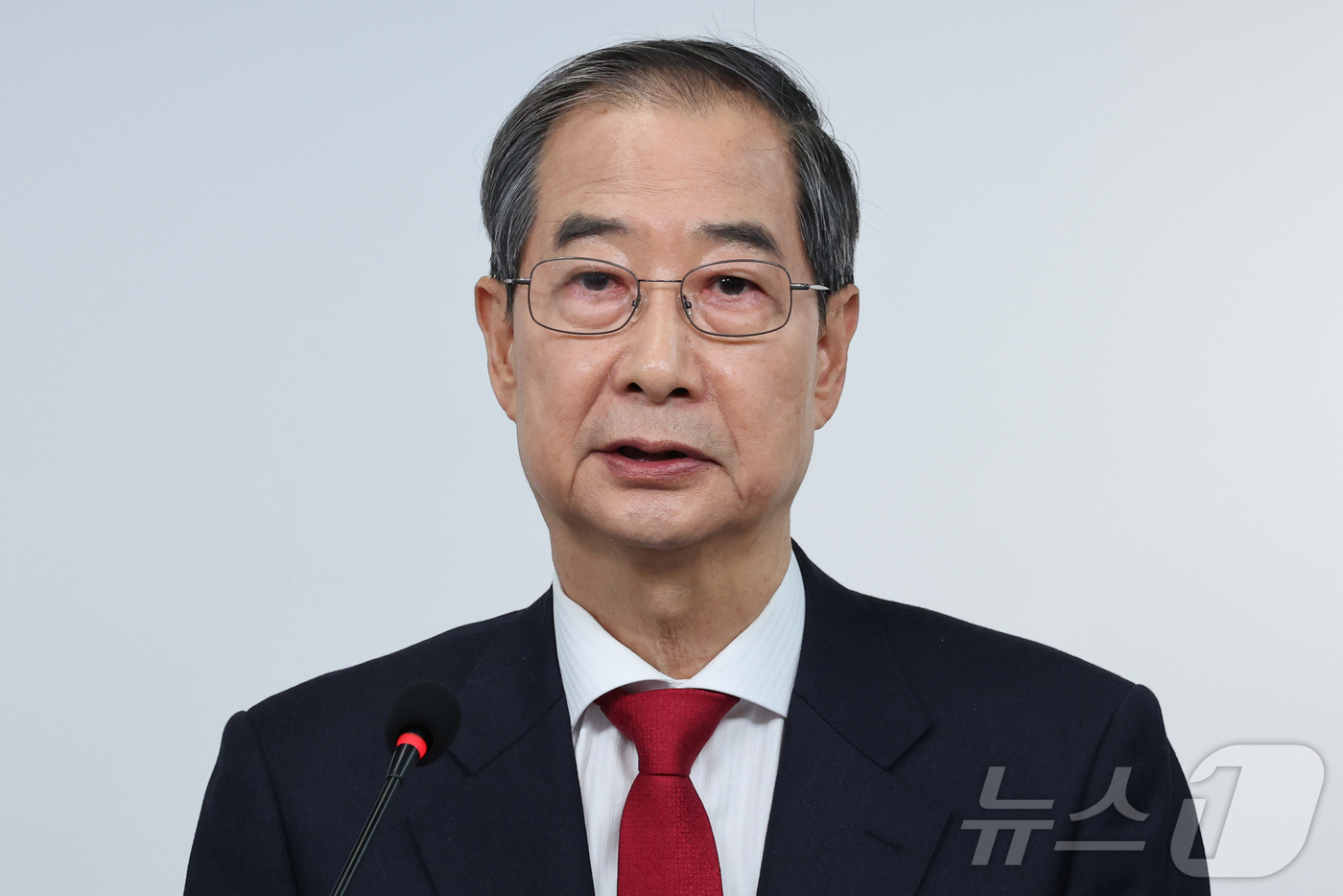 (서울=뉴스1) 안은나 기자 = 국민의힘에 입당한 한덕수 대선 예비후보가 10일 서울 여의도 중앙당사에서 현안 관련 긴급 기자회견을 하고 있다. 2025.5.10/뉴스1