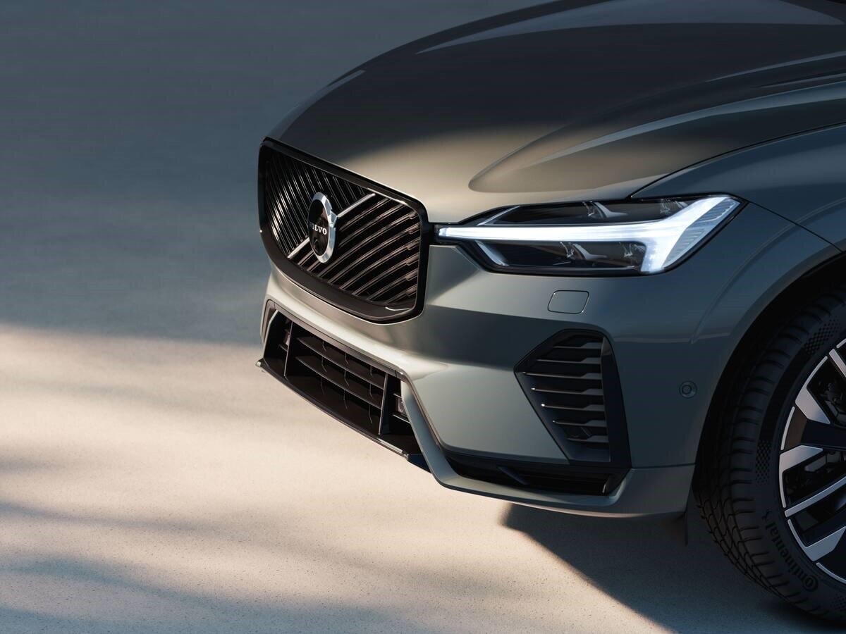 본문 이미지 - 지난 2월 공개된 볼보자동차 중형 스포츠유틸리티차&#40;SUV&#41; &#39;XC60&#39; 2세대 2차 페이스리프트 모델 전면부&#40;볼보차 홈페이지 갈무리&#41;.